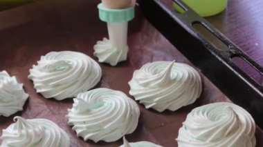 Bir kadın bir hamur işi çanta kullanarak lokum oluşturur. Hatmi yapmak için.