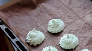 Taze hazırlanmış marshmallow ayarlamak için düz bir yüzeye koyulur.