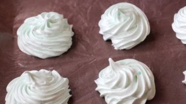 Taze hazırlanmış marshmallow ayarlamak için düz bir yüzeye koyulur.