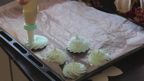 Μια Γυναίκα Σχηματίζει Ένα Marshmallow Χρησιμοποιώντας Μια Σακούλα Ζαχαροπλαστικής — Αρχείο Βίντεο