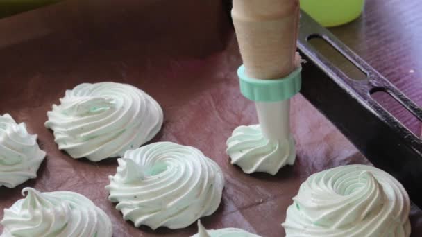 Una Mujer Forma Malvavisco Usando Una Bolsa Pastelería Para Hacer — Vídeos de Stock