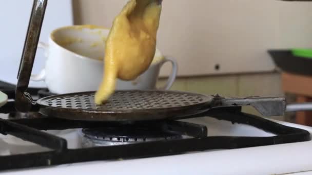 Una Donna Mette Pasta Waffle Ferro Caldo — Video Stock