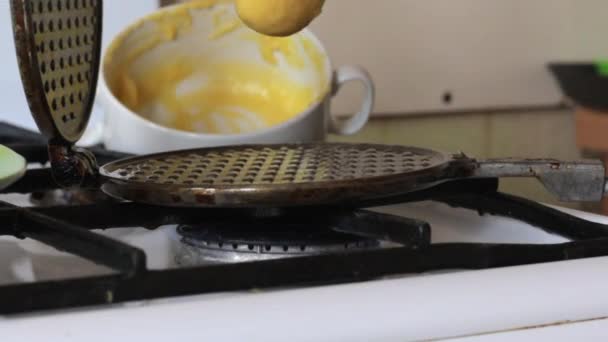 Uma Mulher Coloca Massa Ferro Waffle Quente — Vídeo de Stock