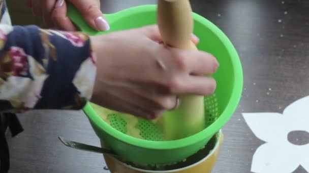 Woman Taps Boiled Apples Applesauce Uses Colander Rolling Pin Making — Stock Video