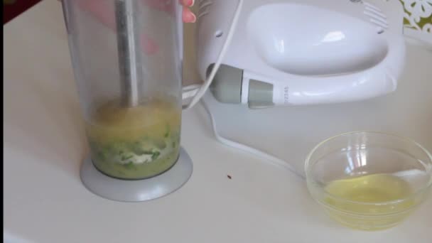 Een Vrouw Met Behulp Van Een Blender Verplettert Muntblaadjes Appelmoes — Stockvideo