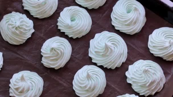 Marshmallows Recém Preparados São Colocados Uma Superfície Plana Para Definir — Vídeo de Stock