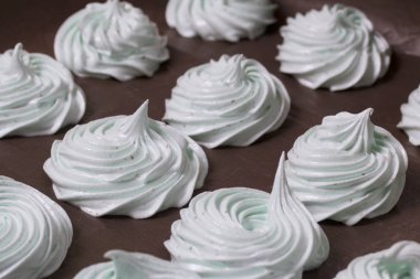 Taze hazırlanmış marshmallow ayarlamak için düz bir yüzeye koyulur.