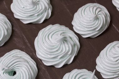 Taze hazırlanmış marshmallow ayarlamak için düz bir yüzeye koyulur.