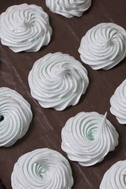 Taze hazırlanmış marshmallow ayarlamak için düz bir yüzeye koyulur.