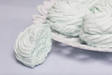 Ev yapımı krema bir tabağa koydu. Marshmallow ile nane, yeşil bir renk tonu ile. Yakın hatmi bir parçası olduğunu, kendi dilim görünürdür. Beyaz bir arka plan üzerinde.