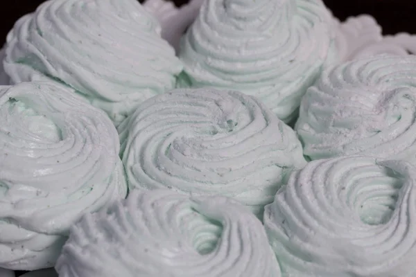 Malvaviscos caseros colocados en un plato. Malvavisco con menta, con un tinte verde . — Foto de Stock