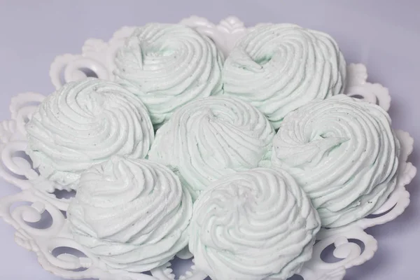 Marshmallow fatti in casa posati su un piatto. Marshmallow alla menta, con una tinta verde. Su sfondo bianco . — Foto Stock