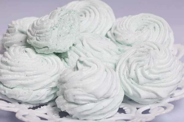 Marshmallow fatti in casa posati su un piatto. Marshmallow alla menta, con una tinta verde. Su sfondo bianco . — Foto Stock