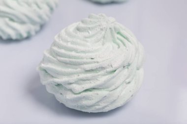 Ev yapımı krema beyaz zemin üzerine koydu. Marshmallow ile nane, yeşil bir renk tonu ile. Yakın hatmi bir parçası olduğunu, kendi dilim görünürdür.