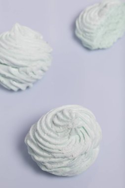 Ev yapımı krema beyaz zemin üzerine koydu. Marshmallow ile nane, yeşil bir renk tonu ile. Yakın hatmi bir parçası olduğunu, kendi dilim görünürdür.