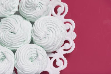 Ev yapımı krema bir tabağa koydu. Marshmallow ile nane, yeşil bir renk tonu ile. Pembe arka plan.