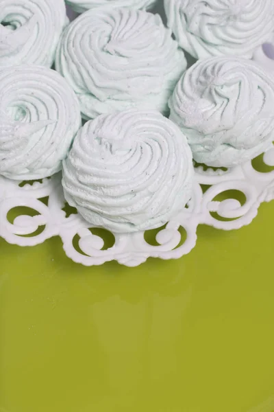 Marshmallow buatan sendiri diletakkan di atas piring. Marshmallow dengan mint, dengan warna hijau. Pada latar belakang hijau muda . — Stok Foto