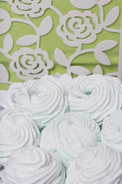 Marshmallow buatan sendiri diletakkan di atas piring. Marshmallow dengan mint, dengan warna hijau. Di dekatnya ada serbet berwarna hijau muda . — Stok Foto