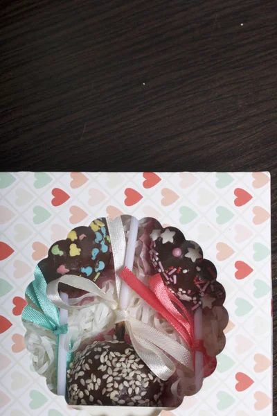 케이크 팝 아름 답게 선물 상자에 포장 된다. 투명 한 창 뚜껑으로 덮여. 어두운 배경에서. — 스톡 사진