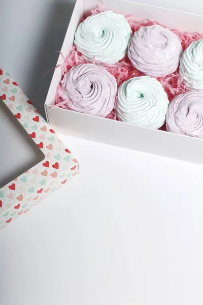 Házi marshmallows különböző színű szépen csomagolva egy díszdobozban. A közelben van a tető a doboz egy átlátszó ablak. — Stock Fotó