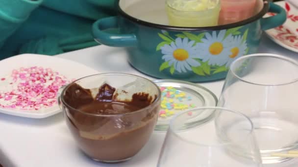 Een Gekleurde Popcake Dressing Borden Glazen Met Suikerglazuur Staan Tafel — Stockvideo