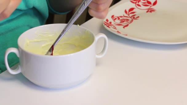 Una Mujer Añade Una Gota Colorante Alimentos Chocolate Blanco Derretido — Vídeo de stock