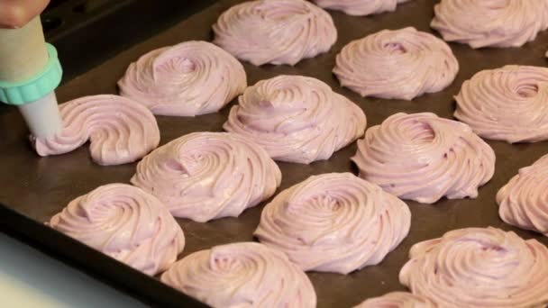 Una Mujer Forma Malvavisco Usando Una Bolsa Pastelería Malvavisco Coloca — Vídeos de Stock