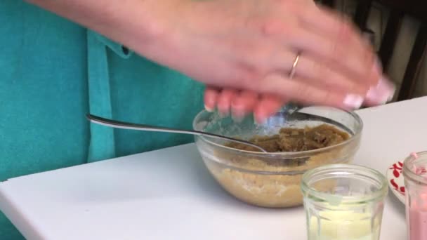 Uma Mulher Rola Bolas Biscoito Para Bolos Perto Mesa Estão — Vídeo de Stock