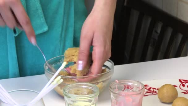Жінка Готує Кульки Торта Біля Столу Окуляри Глазур Палицями Готовими — стокове відео