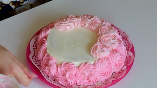 Una Mujer Decora Bizcocho Lateral Con Crema Rosa Con Ayuda — Vídeos de Stock