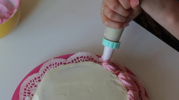 Una Donna Decora Con Crema Rosa Superficie Laterale Della Torta — Video Stock