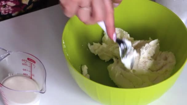 Een Vrouw Mengt Zachte Kaas Met Een Lepel Bereiden Crème — Stockvideo