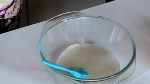 テーブルの上のガラスのグラタン皿です 近く別の色の生地で つのコンテナー ケーキを作る — ストック動画