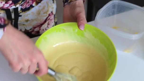 ケーキの生地を準備する女性 生地を作るためコンテナー内の成分をミックスします — ストック動画