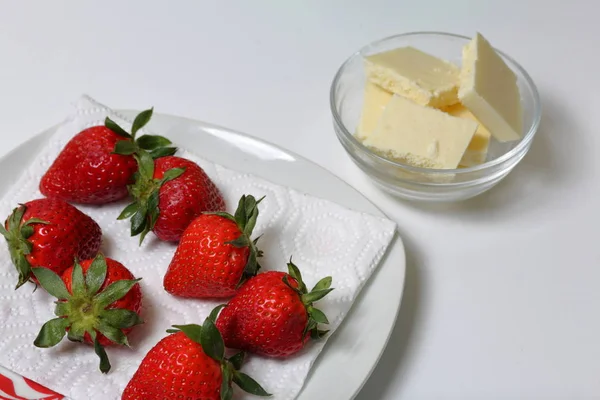 Fraises et chocolat blanc. Cuisson des fraises glacées au chocolat . — Photo