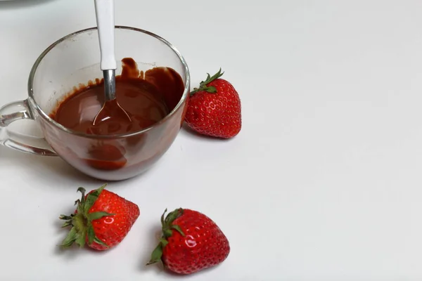 イチゴとダークチョコレート。イチゴをチョコレートに釉薬をかけて調理. — ストック写真