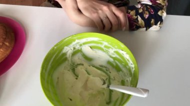 Masada pasta dekorasyon için krem ile konteynerler vardır. Sonraki bir pasta pişmiş kek.