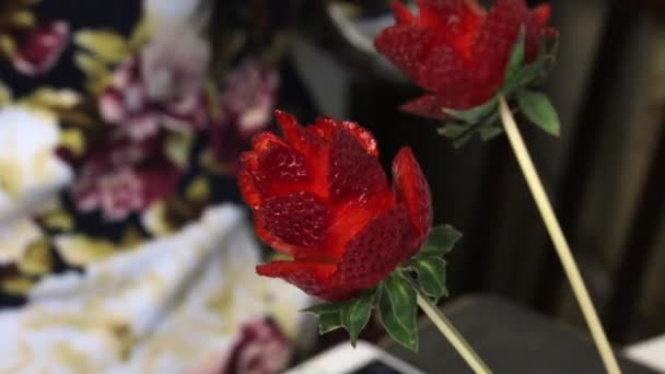 イチゴから作られたバラ イチゴは杖に身を包み 花びらはナイフで作られています — ストック動画