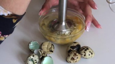  Mayonez yapmak için malzemeler. Bir kadın bir blender ile yumurta, bitkisel yağ ve hardal karışımları.