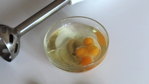 Інгредієнти Приготування Майонезу Жінка Додає Яйця Рослинної Олії Гірчицею Біля — стокове відео