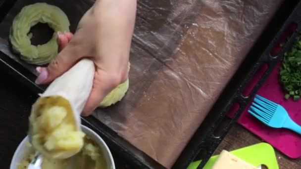 Une Femme Forme Des Anneaux Purée Sur Une Plaque Pâtisserie — Video