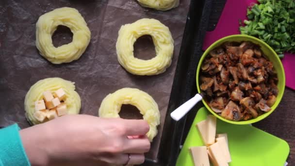 Eine Frau Füllt Käseringe Mit Kartoffelbrei Der Auf Einem Backblech — Stockvideo