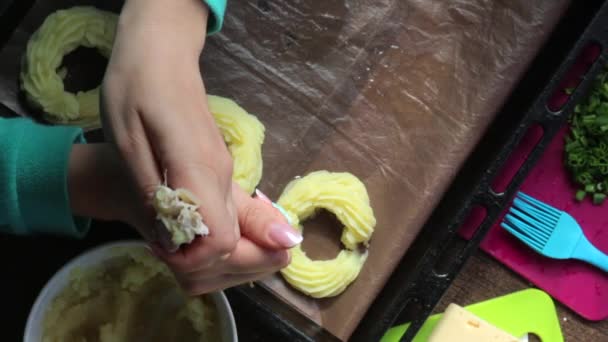 Uma Mulher Forma Anéis Purê Batatas Uma Assadeira Com Ajuda — Vídeo de Stock