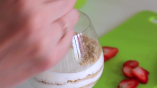 Eine Frau Legt Zutaten Für Ein Dessert Ein Glas Kekskrümel — Stockvideo