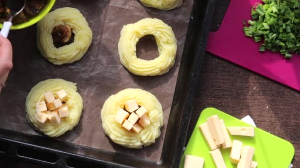 Woman Fills Mashed Potato Rings Pan Mushrooms Next Other Ingredients — Stock Video