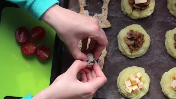 Mujer Haciendo Sándwiches Pone Huevo Agujero Una Rebanada Pan Para — Vídeos de Stock