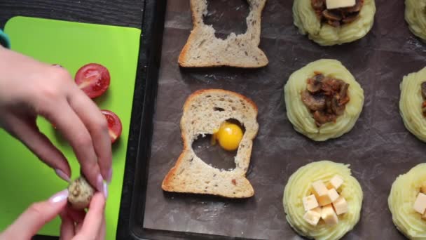 Mujer Haciendo Sándwiches Pone Huevo Agujero Una Rebanada Pan Para — Vídeos de Stock