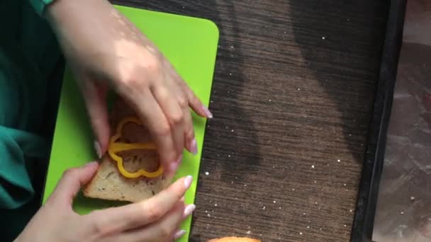 Kobieta Robi Kanapki Pomocą Plastikowej Formy Popycha Otwór Kawałku Chleba — Wideo stockowe