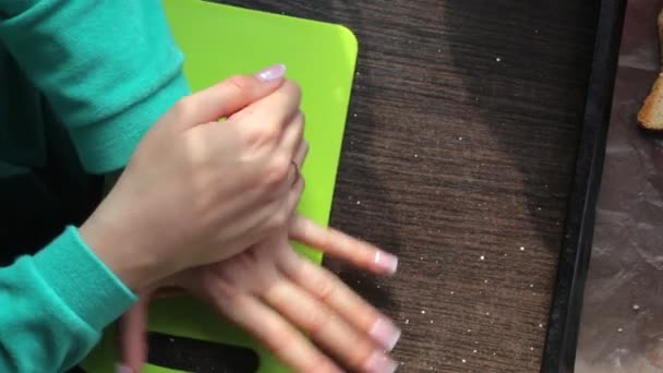 Una Donna Che Prepara Panini Utilizzando Uno Stampo Plastica Spinge — Video Stock