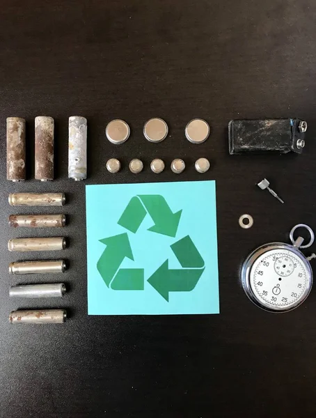 Baterias sem corrosão. Tamanho e forma diferentes. Um cronómetro partido. Reciclagem e protecção do ambiente . — Fotografia de Stock